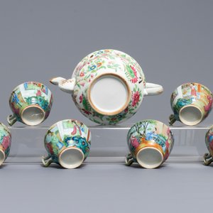A Chinese Canton famille rose teapot and six cups and saucers, 19th C. — photo 3