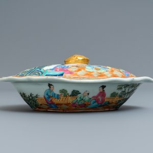 A Chinese Canton famille rose tureen and cover, a plate and a famille rose 'butterfly' bowl, 19th C. — photo 12