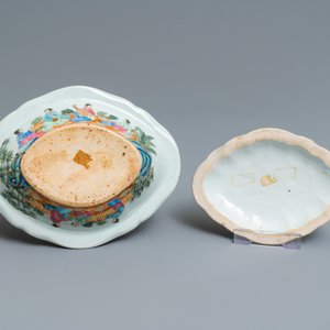 A Chinese Canton famille rose tureen and cover, a plate and a famille rose 'butterfly' bowl, 19th C. — photo 15
