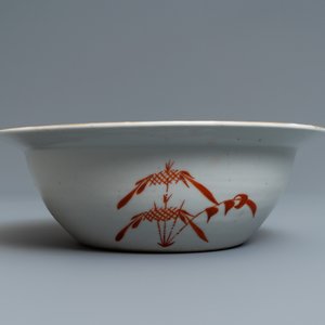 A Chinese Canton famille rose tureen and cover, a plate and a famille rose 'butterfly' bowl, 19th C. — photo 4