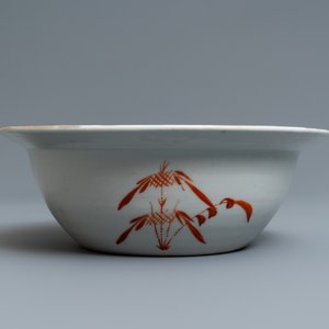 A Chinese Canton famille rose tureen and cover, a plate and a famille rose 'butterfly' bowl, 19th C. — photo 7