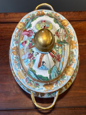 A Chinese Canton famille rose tureen and cover and a matching plate, 19th C. — 照片 13
