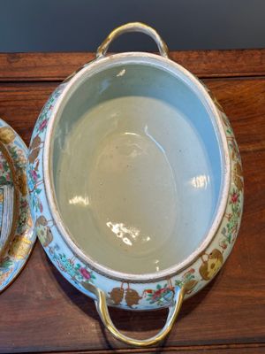 A Chinese Canton famille rose tureen and cover and a matching plate, 19th C. — 照片 14