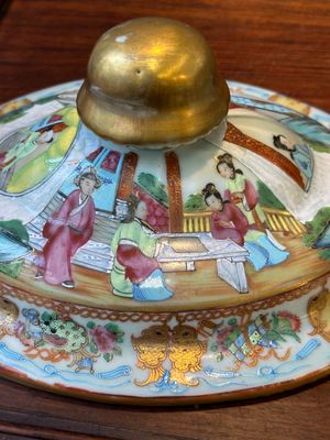 A Chinese Canton famille rose tureen and cover and a matching plate, 19th C. — 照片 17