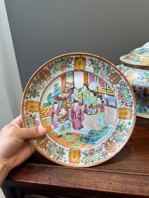 A Chinese Canton famille rose tureen and cover and a matching plate, 19th C. — 照片 2