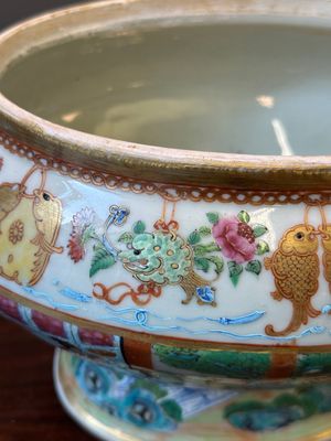A Chinese Canton famille rose tureen and cover and a matching plate, 19th C. — 照片 28