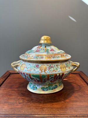 A Chinese Canton famille rose tureen and cover and a matching plate, 19th C. — 照片 9