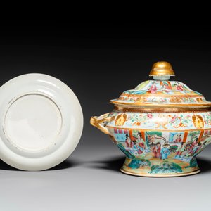 A Chinese Canton famille rose tureen and cover and a matching plate, 19th C. — 照片 2