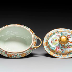 A Chinese Canton famille rose tureen and cover and a matching plate, 19th C. — 照片 3