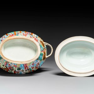 A Chinese Canton famille rose tureen and cover and a matching plate, 19th C. — 照片 4