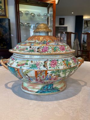 A Chinese Canton famille rose tureen and cover with narrative design, 19th C. — 照片 1