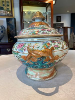 A Chinese Canton famille rose tureen and cover with narrative design, 19th C. — 照片 2