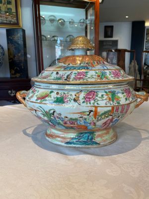 A Chinese Canton famille rose tureen and cover with narrative design, 19th C. — 照片 3