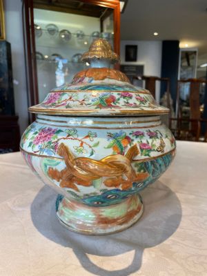 A Chinese Canton famille rose tureen and cover with narrative design, 19th C. — 照片 4