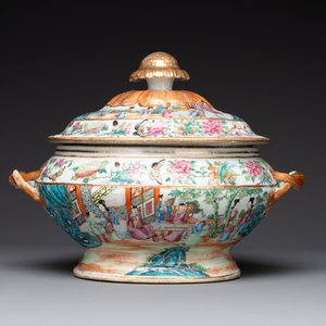 A Chinese Canton famille rose tureen and cover with narrative design, 19th C. — 照片 1