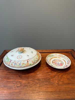 A Chinese Canton famille rose tureen with two compartments and a monogrammed plate, 19th C. — photo 1