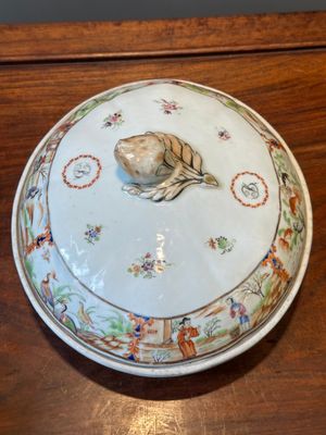 A Chinese Canton famille rose tureen with two compartments and a monogrammed plate, 19th C. — photo 13