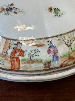 A Chinese Canton famille rose tureen with two compartments and a monogrammed plate, 19th C. — photo 17