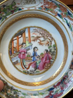 A Chinese Canton famille rose tureen with two compartments and a monogrammed plate, 19th C. — photo 3