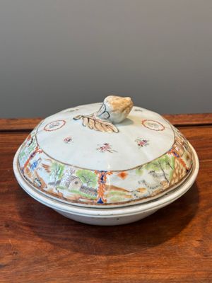 A Chinese Canton famille rose tureen with two compartments and a monogrammed plate, 19th C. — photo 10