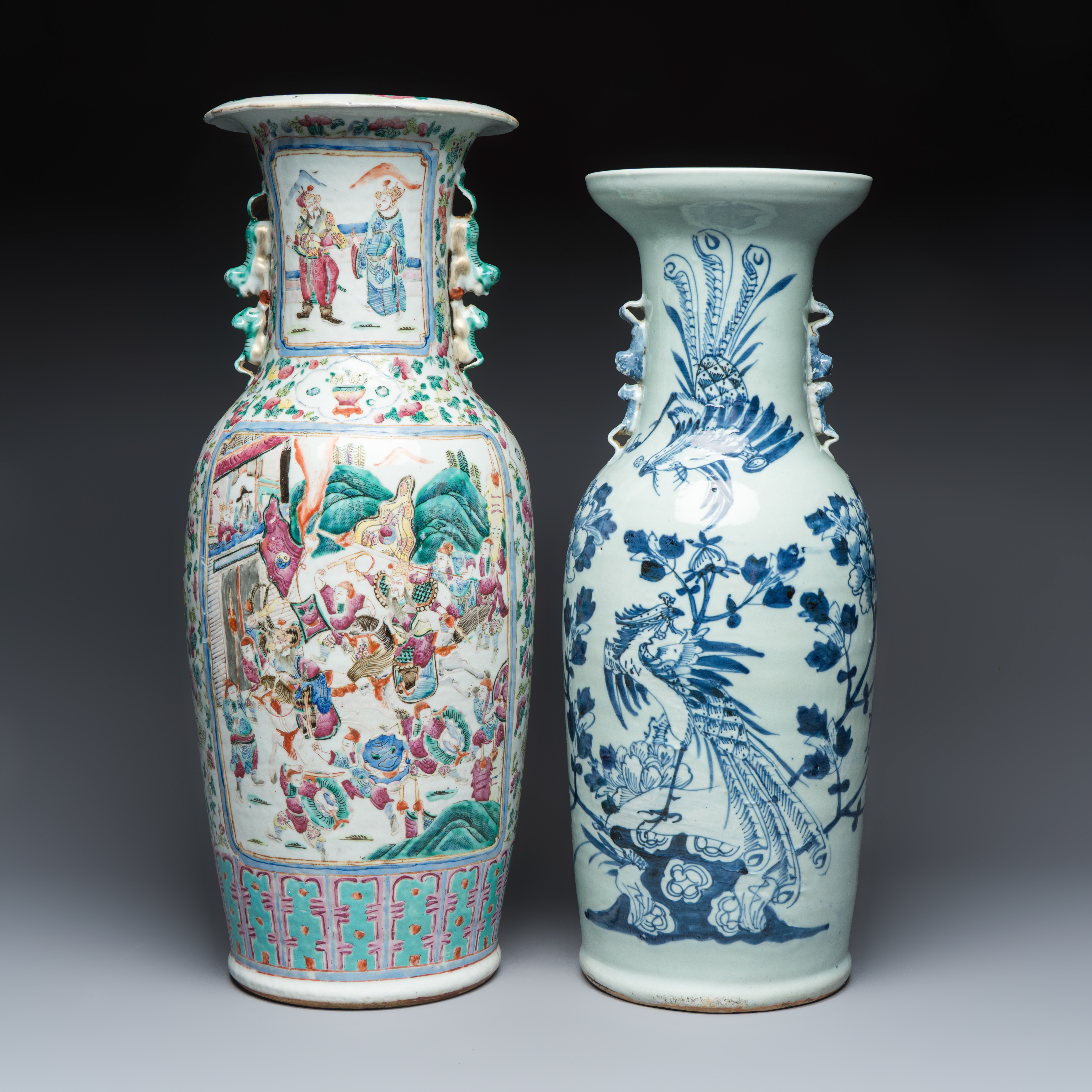 A Chinese Canton famille rose vase with narrative design and a blue and white 'Phoenix' vase — foto 2