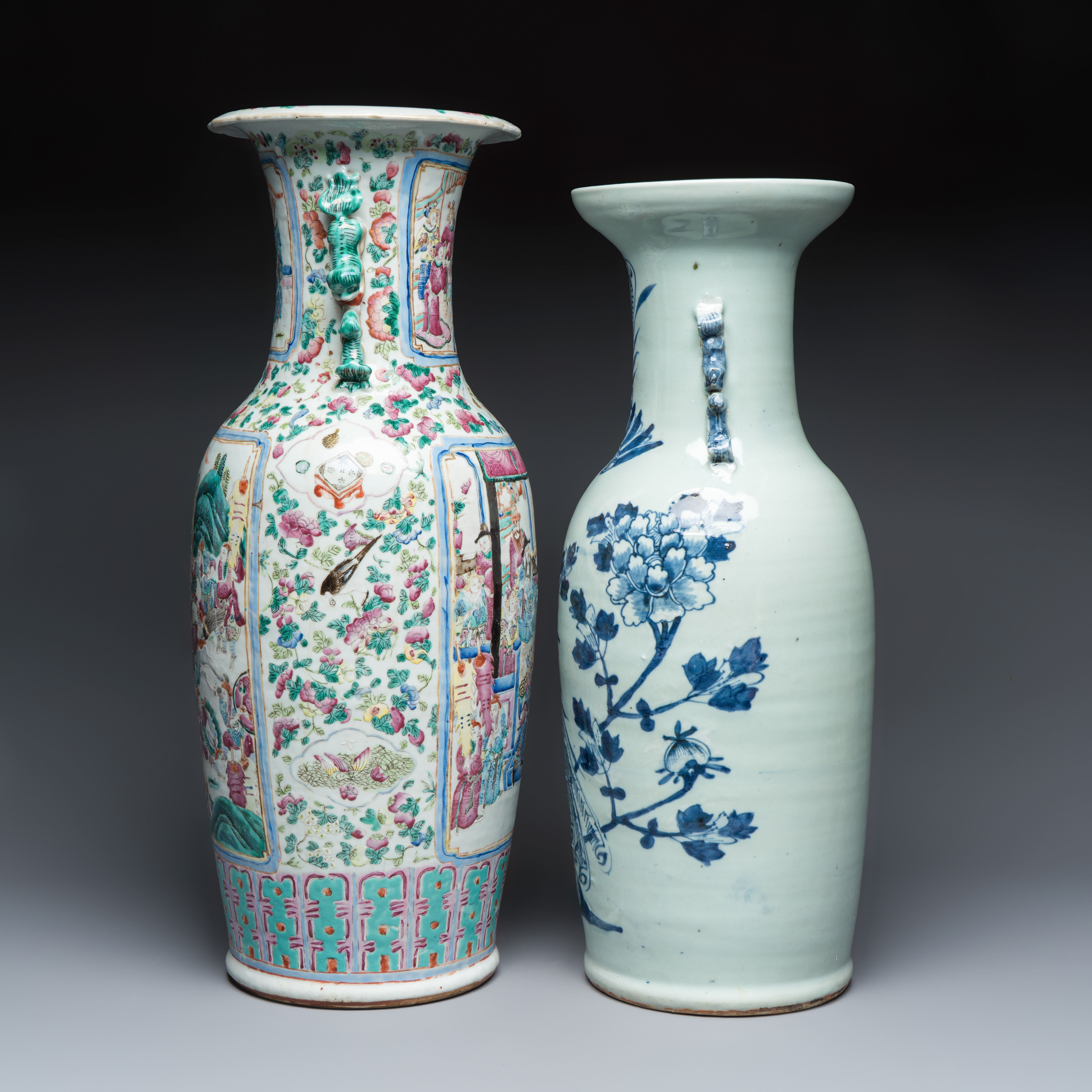 A Chinese Canton famille rose vase with narrative design and a blue and white 'Phoenix' vase — foto 3