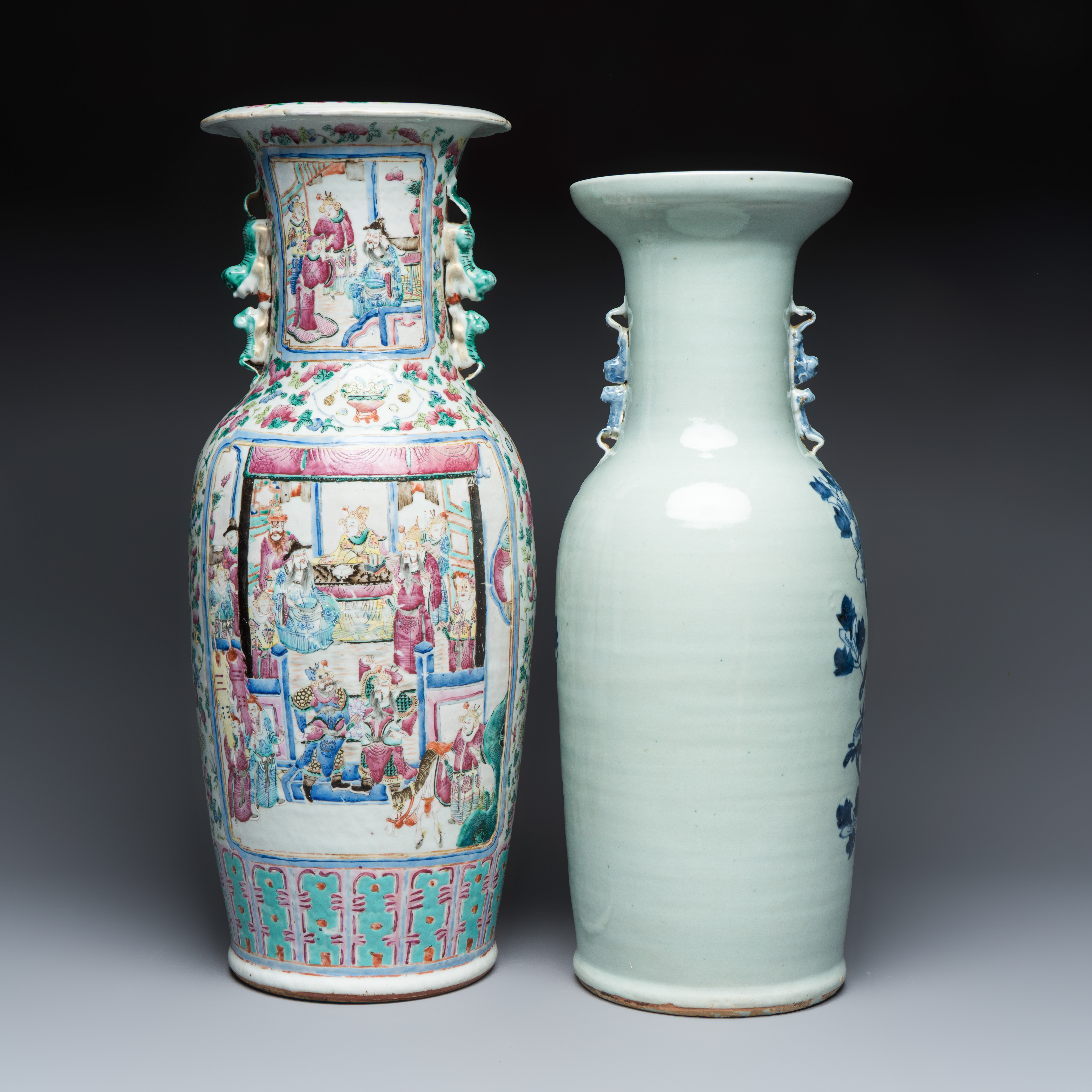 A Chinese Canton famille rose vase with narrative design and a blue and white 'Phoenix' vase — foto 4