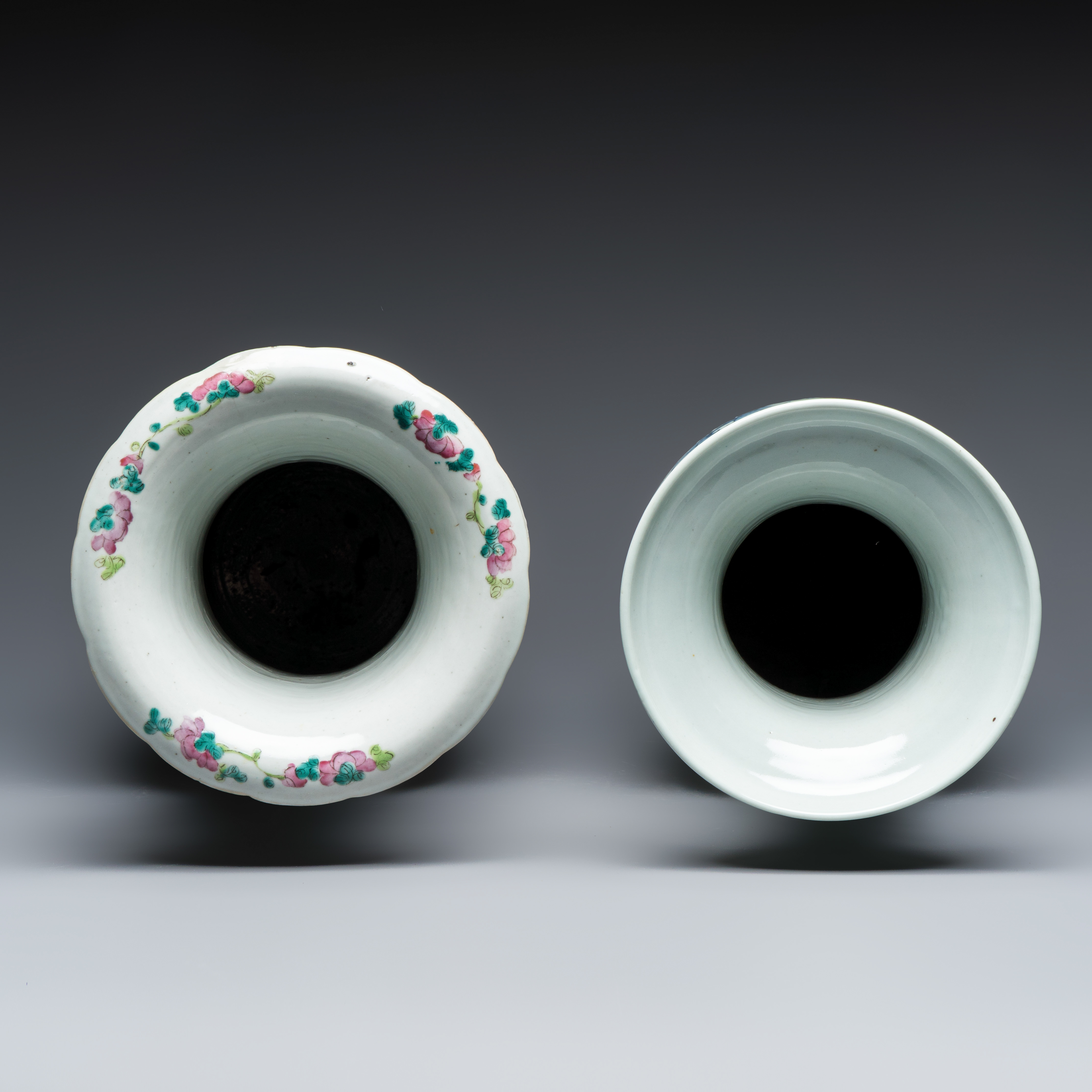 A Chinese Canton famille rose vase with narrative design and a blue and white 'Phoenix' vase — foto 6