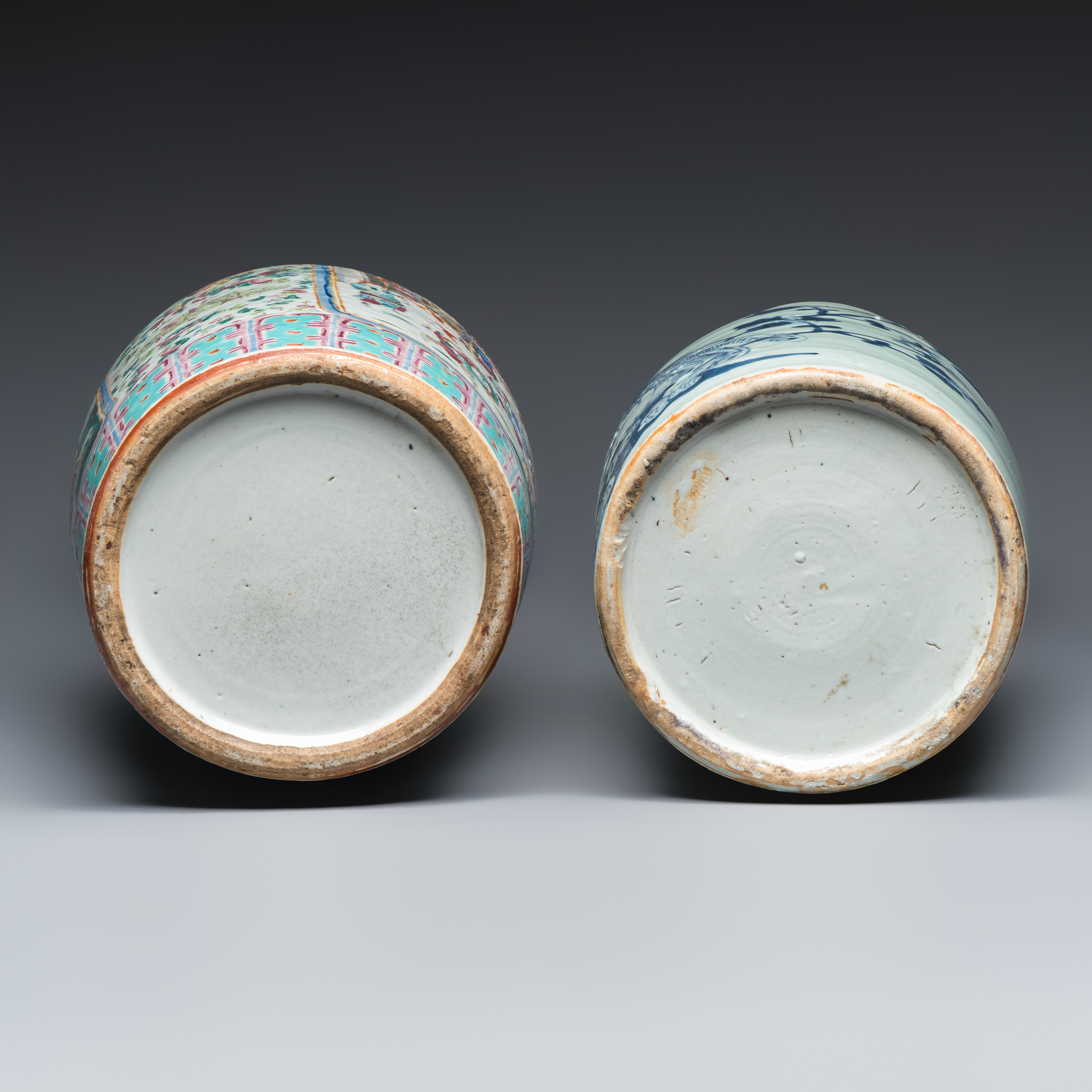 A Chinese Canton famille rose vase with narrative design and a blue and white 'Phoenix' vase — foto 7