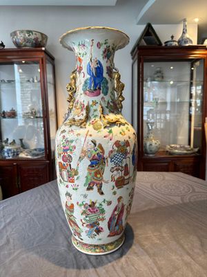 A Chinese Canton famille rose 'Wu Shuang Pu' vase, 19th C. — foto 3