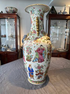 A Chinese Canton famille rose 'Wu Shuang Pu' vase, 19th C. — foto 4