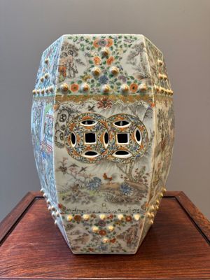 A Chinese Canton famille verte garden seat with figurative design, 19th C. — photo 1
