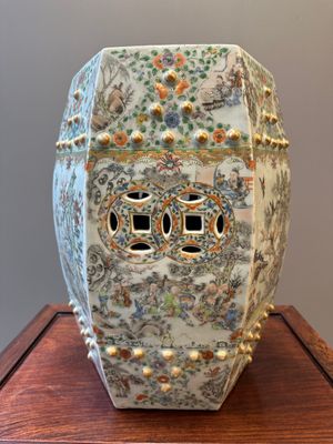 A Chinese Canton famille verte garden seat with figurative design, 19th C. — photo 4