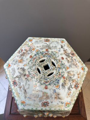 A Chinese Canton famille verte garden seat with figurative design, 19th C. — photo 7