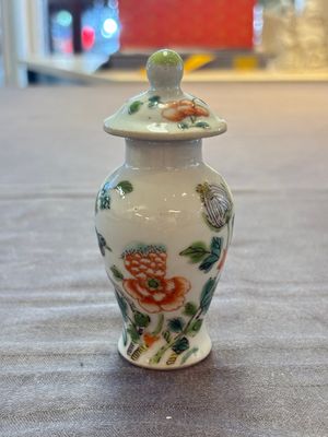 A Chinese Canton famille verte three-piece tea service and three vases, 19th C. — 照片 12