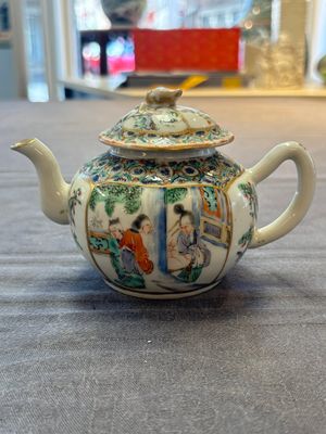 A Chinese Canton famille verte three-piece tea service and three vases, 19th C. — 照片 27