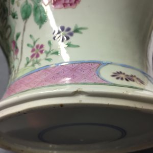A Chinese Canton famille verte vase, a famille rose flowerpot and a baluster vase, 18/19th C — photo 15