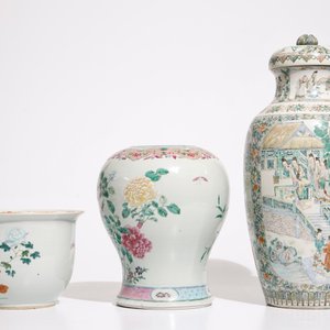 A Chinese Canton famille verte vase, a famille rose flowerpot and a baluster vase, 18/19th C — photo 4
