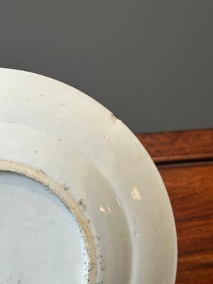 A Chinese Canton gilt-decorated and blue-enameled plate with figures and dragons, 19th C. — 照片 6