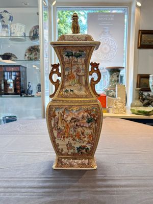 A Chinese Canton gilt-decorated famille rose covered vase with mandarin design, Qianlong — photo 1