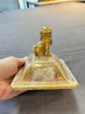 A Chinese Canton gilt-decorated famille rose covered vase with mandarin design, Qianlong — photo 12