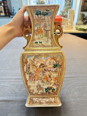 A Chinese Canton gilt-decorated famille rose covered vase with mandarin design, Qianlong — photo 2