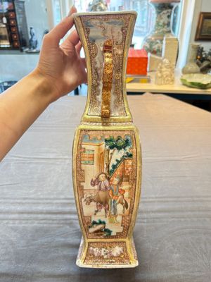 A Chinese Canton gilt-decorated famille rose covered vase with mandarin design, Qianlong — photo 3