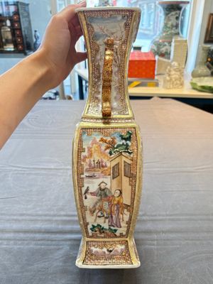 A Chinese Canton gilt-decorated famille rose covered vase with mandarin design, Qianlong — photo 5
