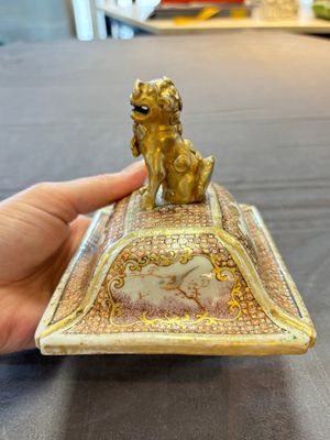 A Chinese Canton gilt-decorated famille rose covered vase with mandarin design, Qianlong — photo 10