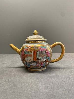 A Chinese Canton gilt-decorated famille rose 'go players' teapot, Yongzheng — photo 1