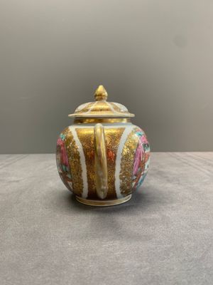 A Chinese Canton gilt-decorated famille rose 'go players' teapot, Yongzheng — photo 2