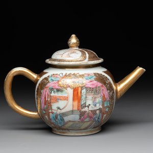 A Chinese Canton gilt-decorated famille rose 'go players' teapot, Yongzheng — photo 3