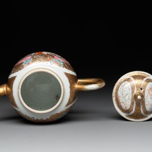 A Chinese Canton gilt-decorated famille rose 'go players' teapot, Yongzheng — photo 5
