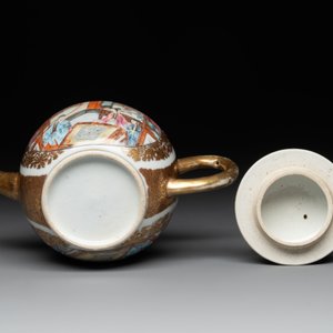 A Chinese Canton gilt-decorated famille rose 'go players' teapot, Yongzheng — photo 6